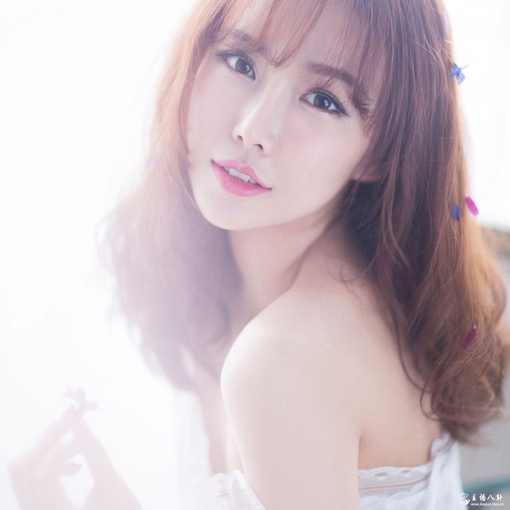 歪歪当红电母美女主播小露娜性感写真照片8