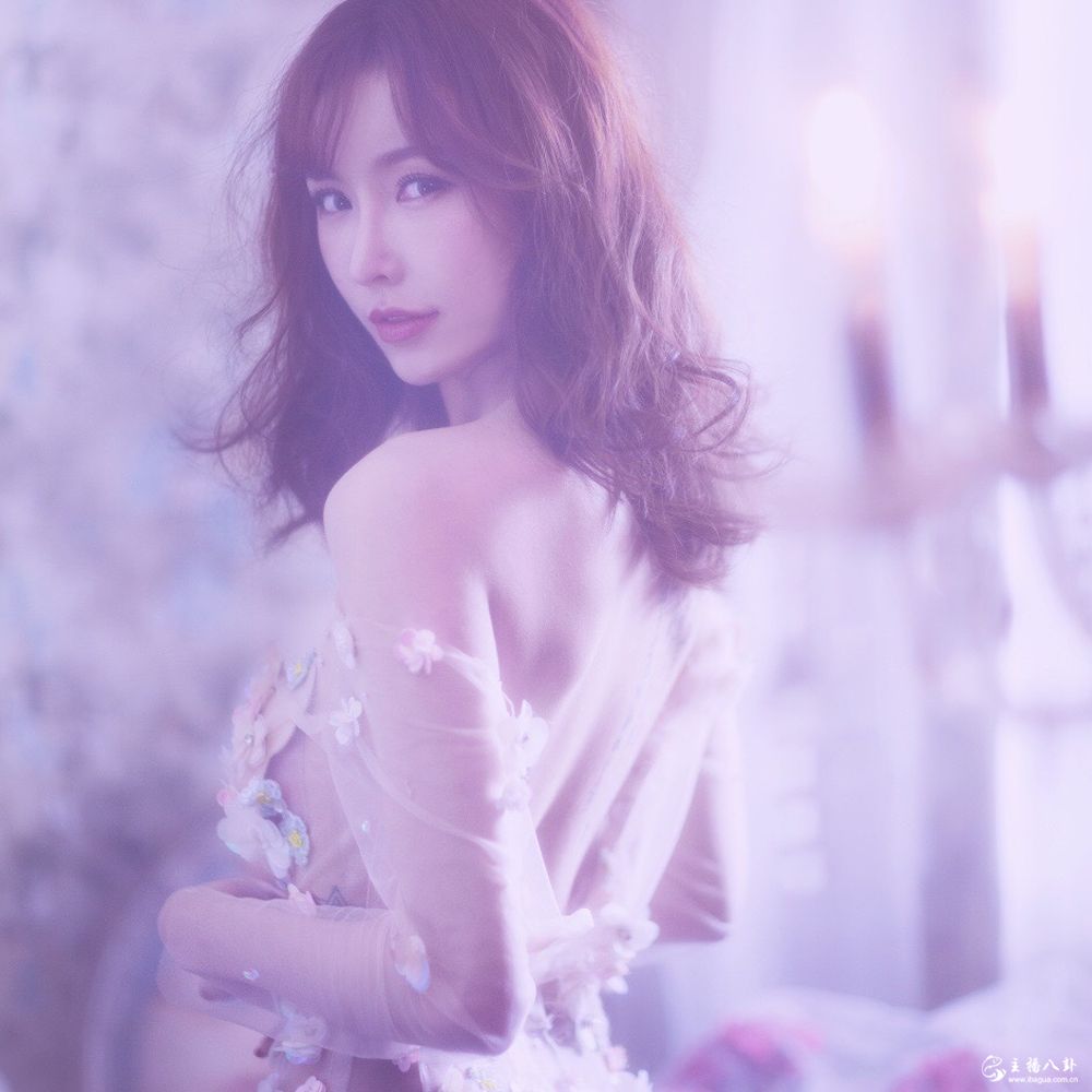 歪歪当红电母美女主播小露娜性感写真照片10