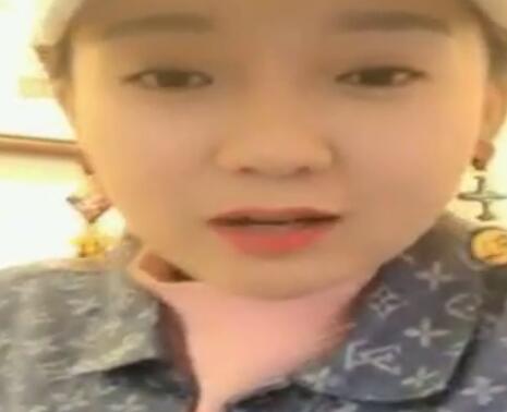刘大美人携手美女徒弟直播间大跳牌家经典舞步