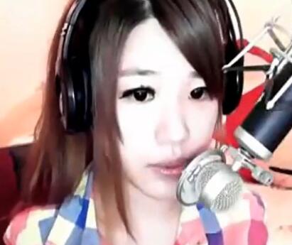 YY诺诗翻唱歌曲《路灯下的小姑娘》