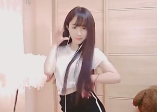 YY美女主播卡小卡直播间长发白衣韩舞