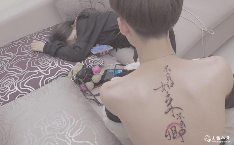 快手：王乐乐秀满背纹身！目的是：维持爱情！