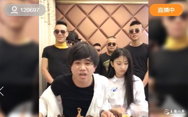 快手：表哥和二驴的同点直播！满屏的举报！是抢点还是？
