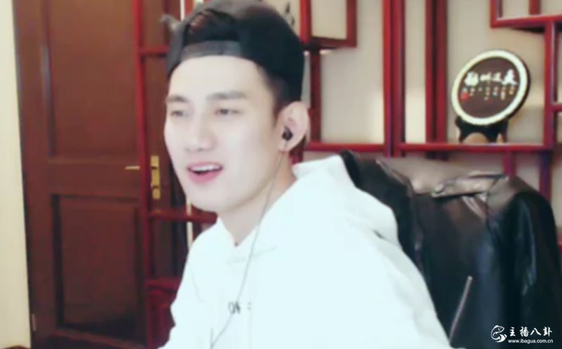 YY：阿哲充十万歪币？竟外借两百万！
