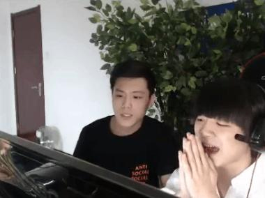 土豪狂砸五十万力挺小跟班，反超董小飒成第一！