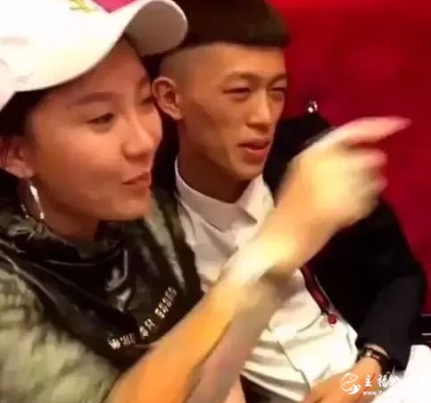 快手：刘大美人与牌牌琦十指紧扣，吴迪回乡直播牌面足！