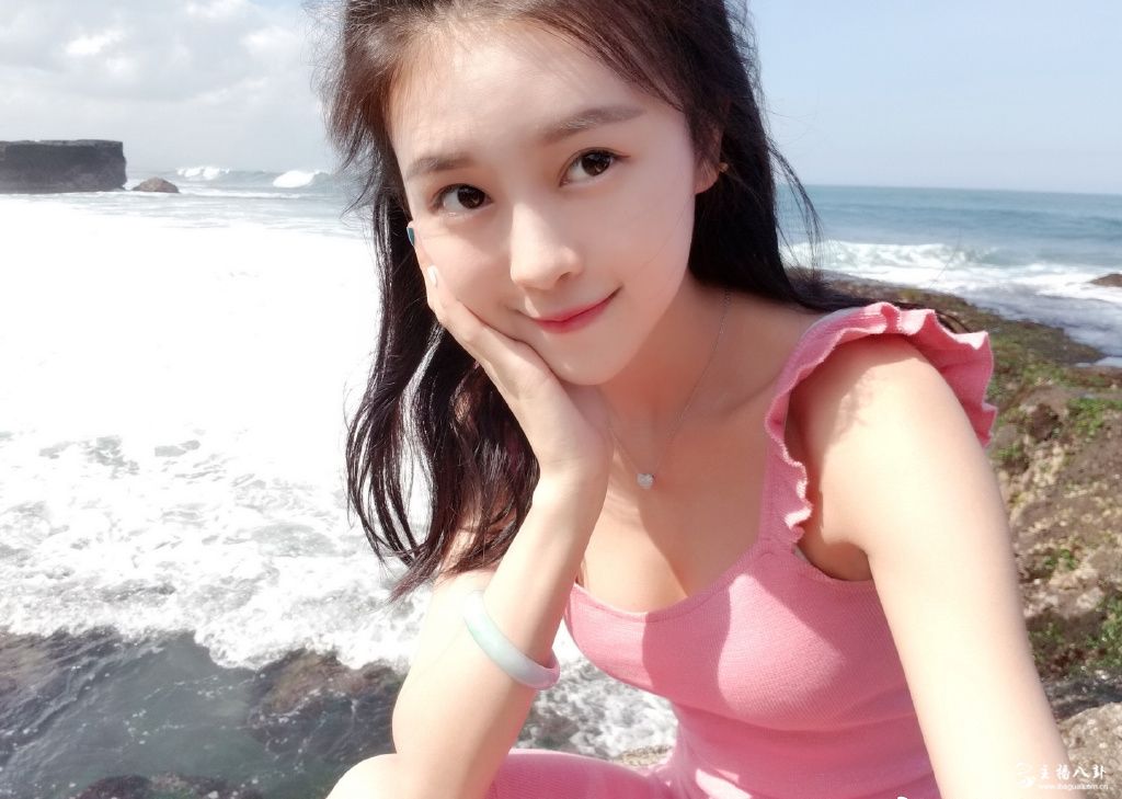 斗鱼直播当红人气主播欢欢女神生活写真照4