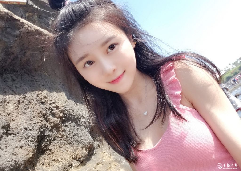 斗鱼直播当红人气主播欢欢女神生活写真照10