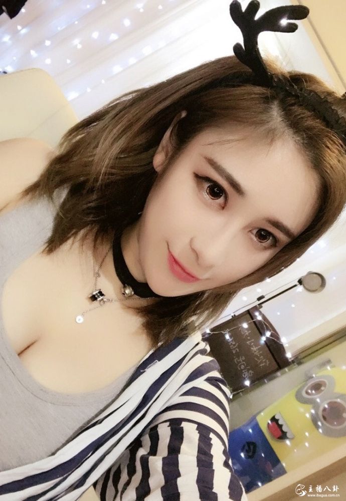 斗鱼直播当红人气主播软妹小九九生活写真照2