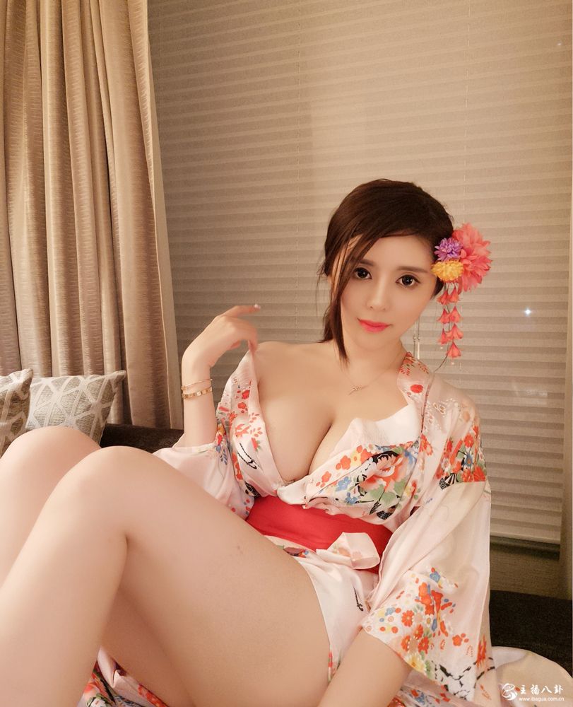 斗鱼直播当红人气主播七哥张琪格性感写真照片8