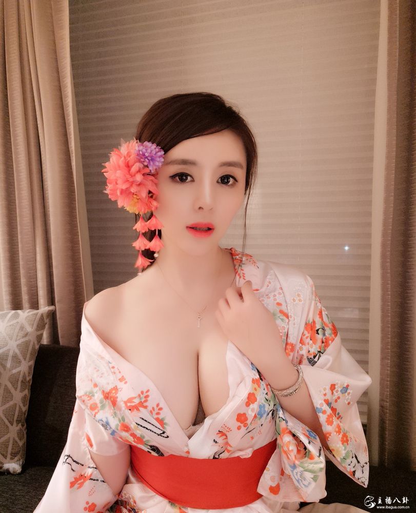 斗鱼直播当红人气主播七哥张琪格性感写真照片9