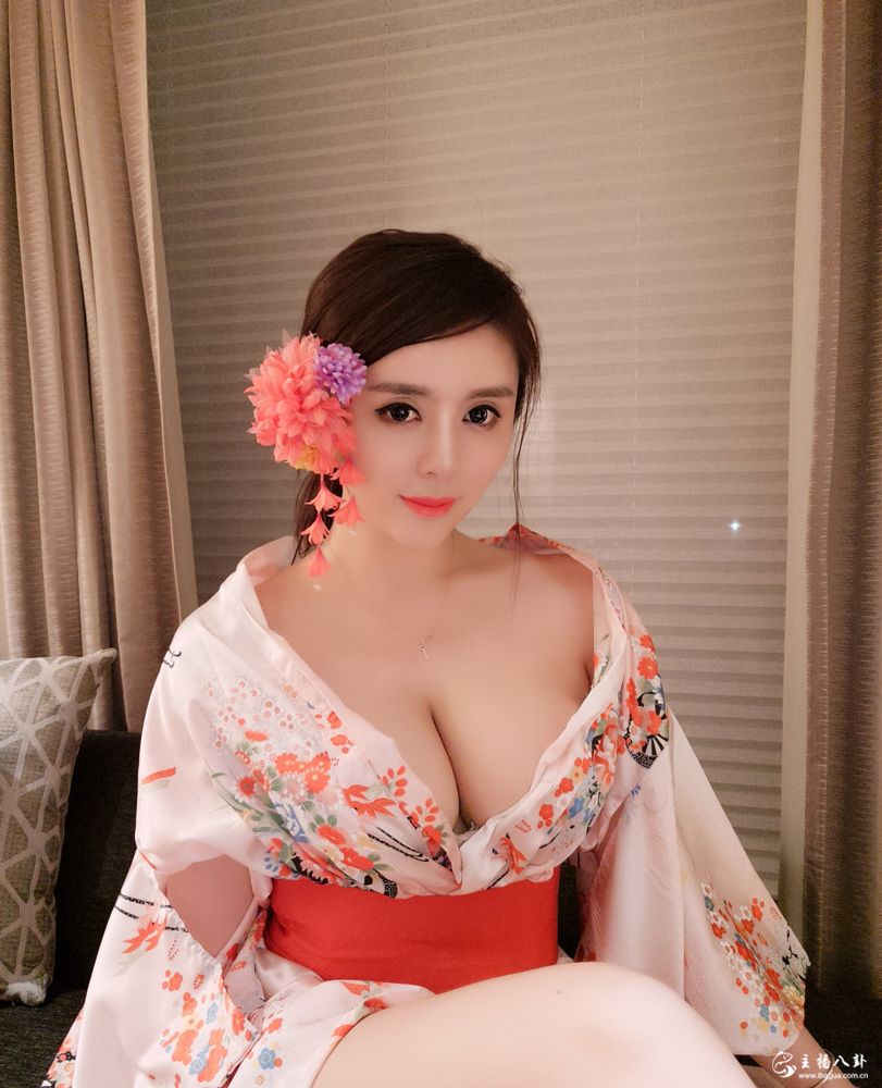 斗鱼直播当红人气主播七哥张琪格性感写真照片10