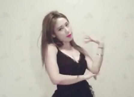 斗鱼美女主播软妹小九九直播间性感热舞《Ah Yeah》视频
