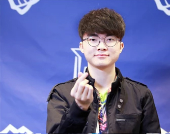 Faker现场研究比心
