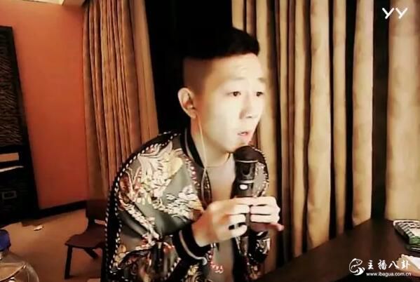 王小源闯祸？开播向网友致歉，身份证已上交。