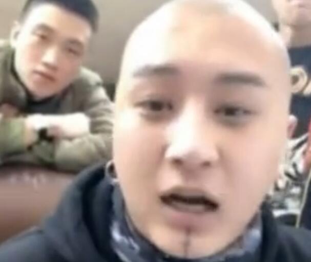 方丈宣传散打正能量，与散打化干戈为玉帛！俩人称兄道弟！