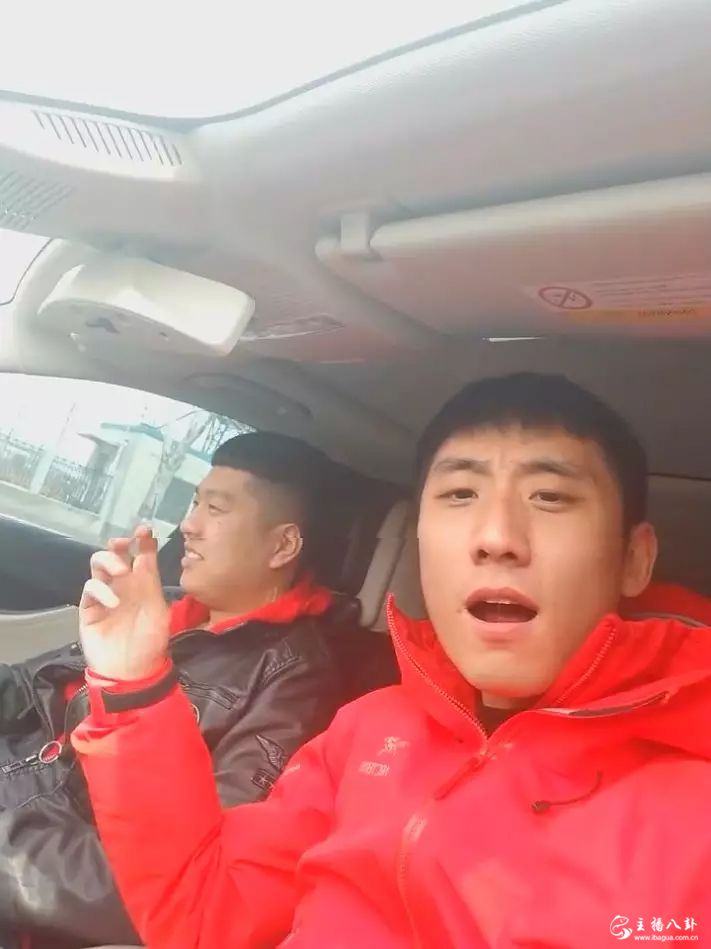 二驴王教授发快手视频嘲讽天佑：没收入了吧！