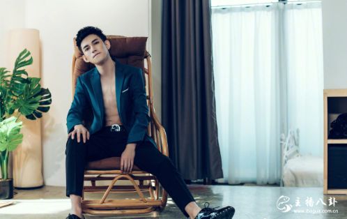 阿哲最新写真照出炉，腹肌炸裂？