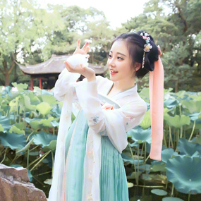 斗鱼当红人气女主播冯提莫古装写真系列照片（二）