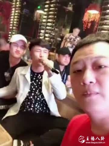 惺惺相惜！仙洋阿哲同框手牵手KTV高歌风飞沙！