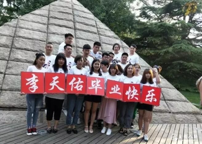天佑最后一次演出谢幕演出，众粉丝身披佑字战袍支持！