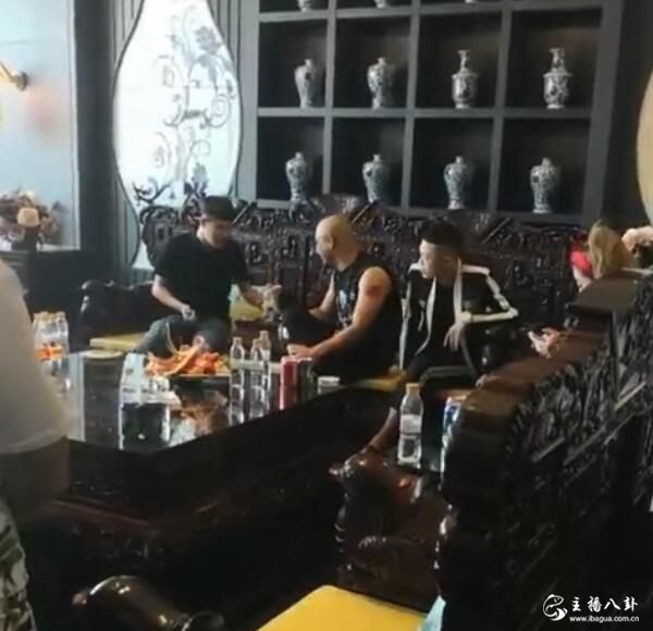 牌牌琦小伊伊现身白小白活动现场！