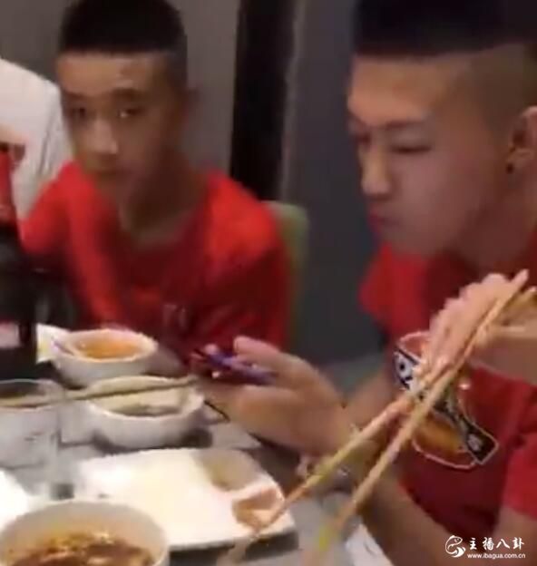 牌伊美纯猫达相聚吃海底捞！