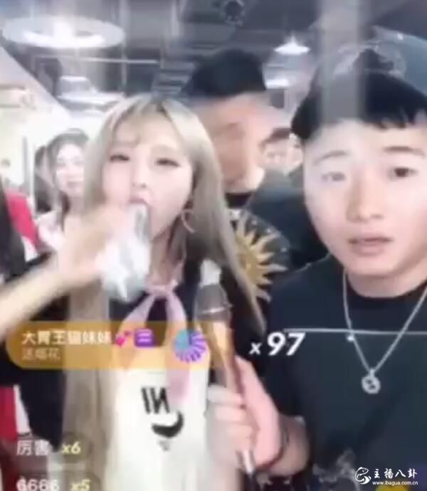 大胃王猫妹妹变身饮水机，连续狂喝了9瓶矿泉水！