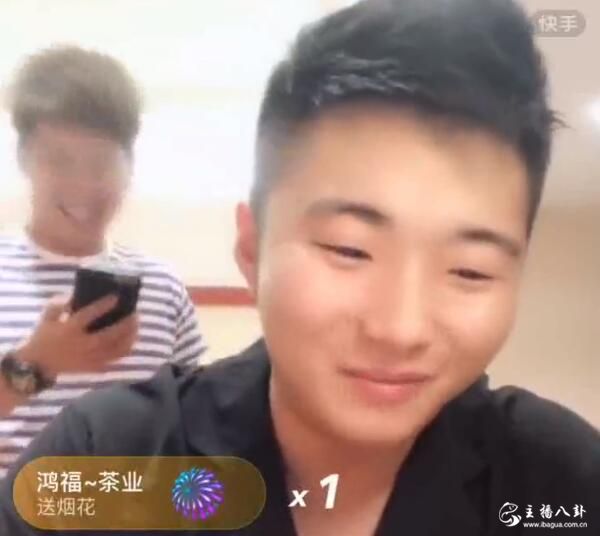 尴尬！白小白带粉丝炸房，被对方主播一脚踢出直播间