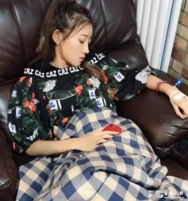 十分努力坚持的小伊伊，一边休息一边打着点滴！