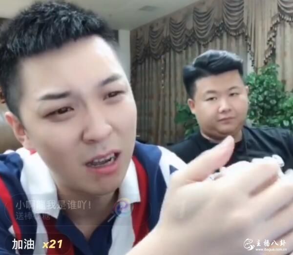 王小国落泪感叹压力大，称自己一直是强颜欢笑！