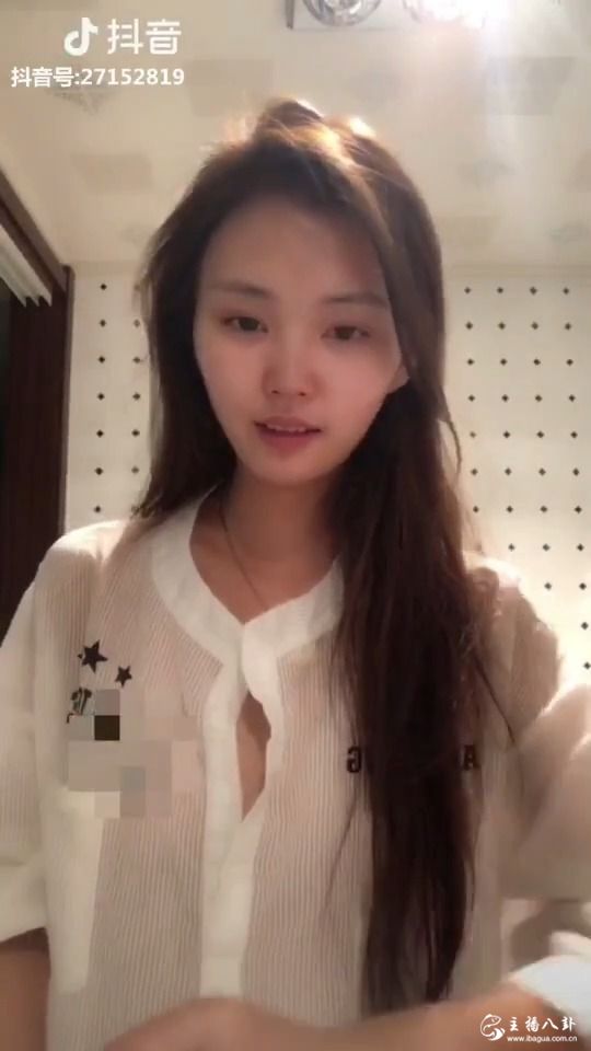 自带马赛克，抖音一女子薄衫马赛克遮重点出镜！