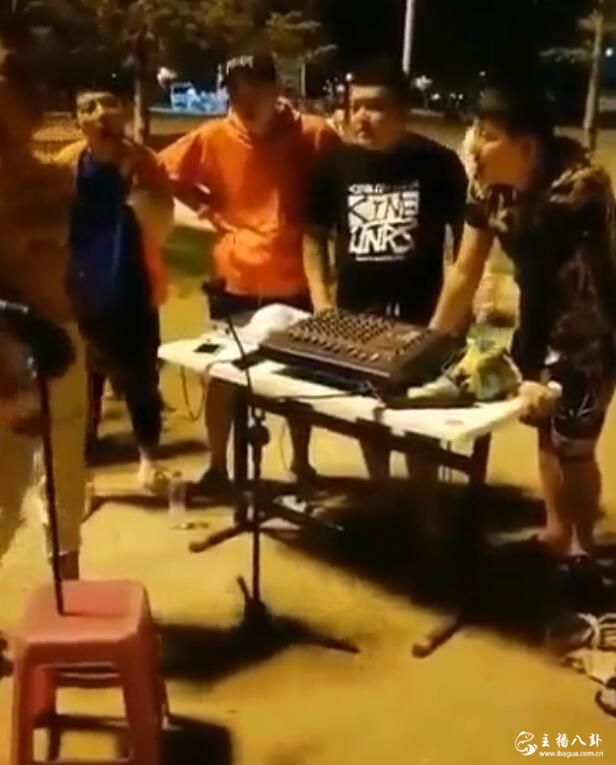 刘一手直播遇当地“社会大哥”挑事，当面开怼：不就是一脸血吗？