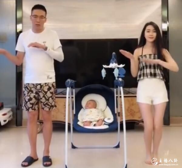 刘一手一家三口出镜，为大哥天佑的服装网店推广！