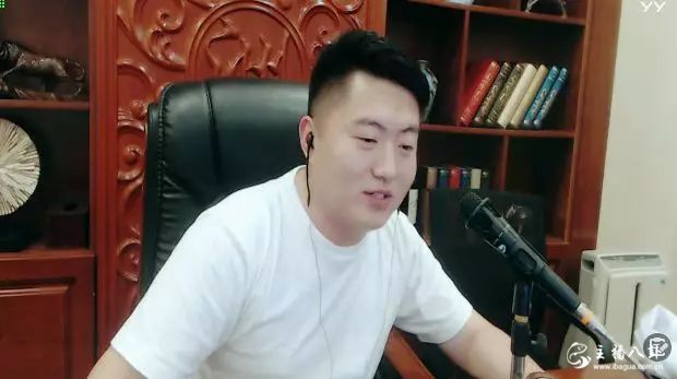 小洲倒贴女主播只为舔大哥，大哥消费就有人招待？