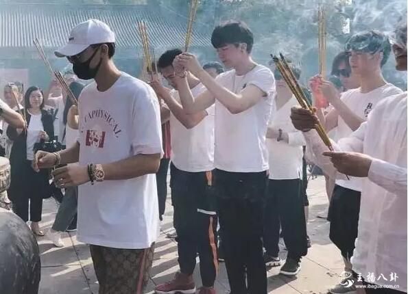 摩登兄弟怒怼某品牌打发叫花子！将代言聚美优品？