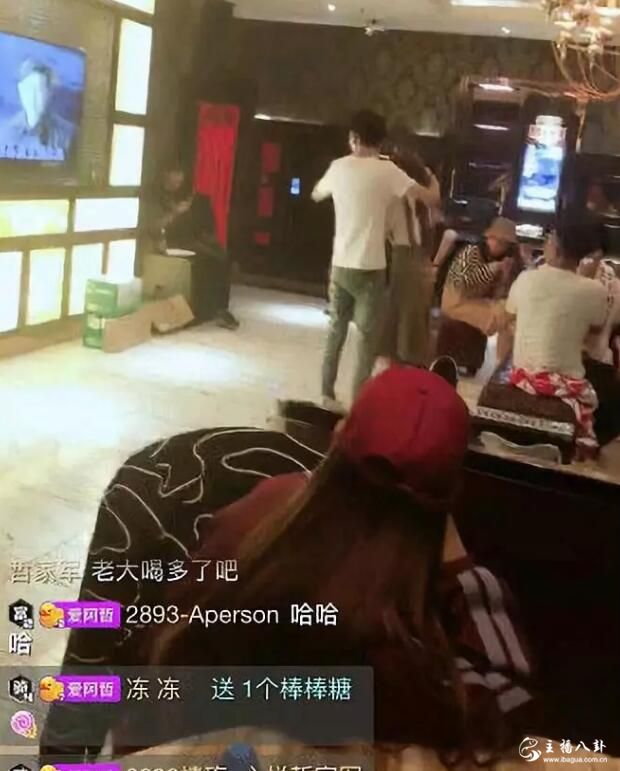 签线下合同，阿哲带众心悦主播KTV唱歌，搂女主播照片被曝光！
