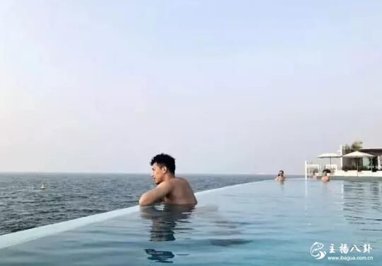 天佑迪拜旅游最新照片！赤身沐浴，好身材一览无余。