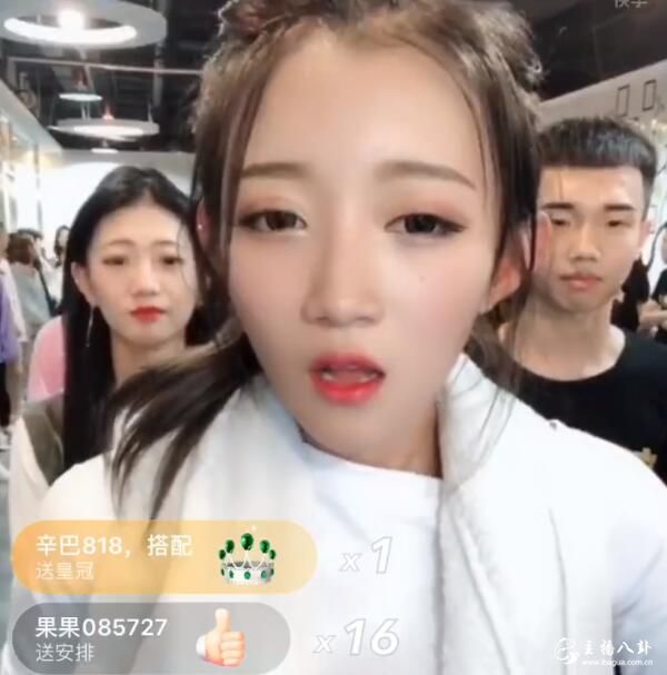 小伊伊解封回归！被爆机场扇牌牌琦嘴巴，互动撒狗粮。