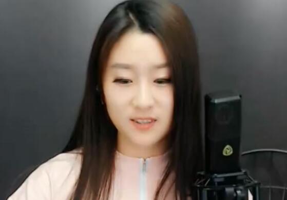 yy人气女主播菲儿翻唱歌曲《看到你流泪我会心碎》