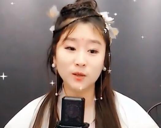 yy人气女主播菲儿翻唱歌曲《落雨的秋》