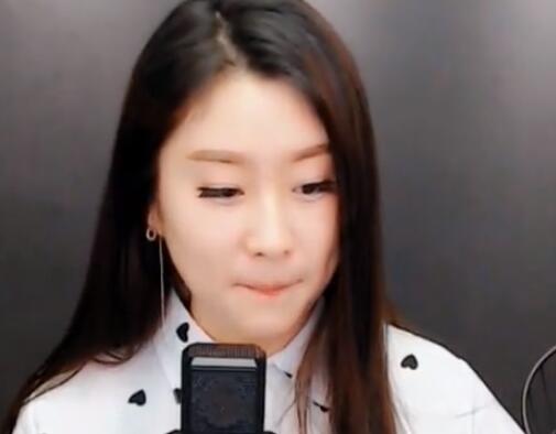 yy人气女主播菲儿翻唱歌曲《祝福》