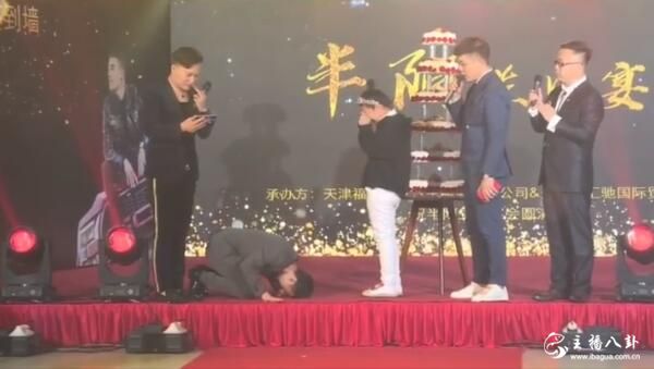 半阳邀妈妈登台泪洒直播间！