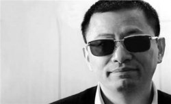王家卫为什么戴墨镜