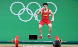 谌利军举重弃权怎么回事？