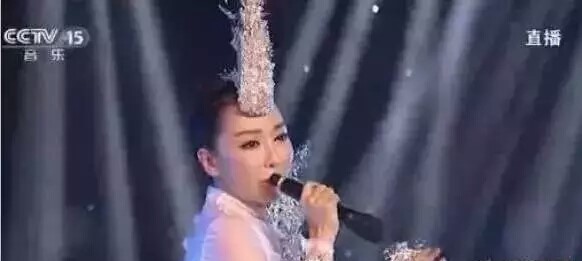 萨顶顶假唱转话筒