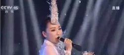 萨顶顶假唱转话筒 萨顶顶把假唱推出了一个新高度