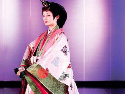 孝谦天皇用房事控制朝政，将一群男性臣子统御在石榴群下
