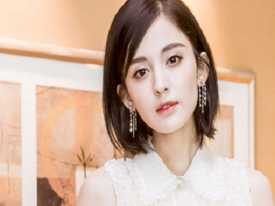 古力娜扎参加好友婚礼当伴娘 与新娘同框对比明显