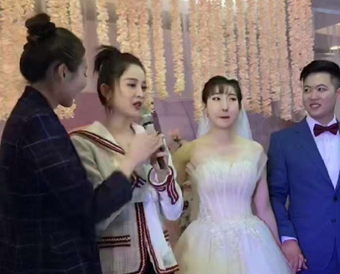 古力娜扎作为伴娘出席，给好友送上祝福